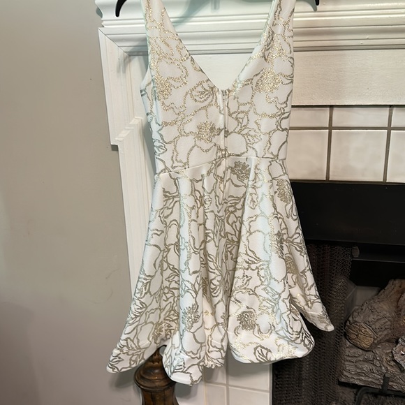 B Darlin party Dress White with Gold Flowers Flowy Size f1 2 Perfect semiformal - Picture 5 of 6